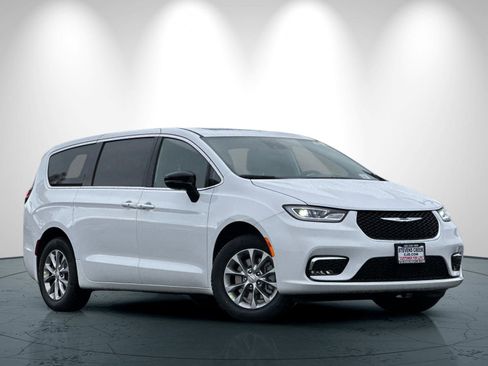 New 2026 Chrysler Pacifica Limited image 2