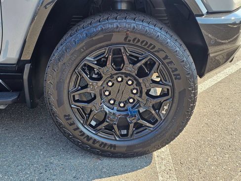 Used 2024 GMC Hummer EV 2X AWD/4WD image 9