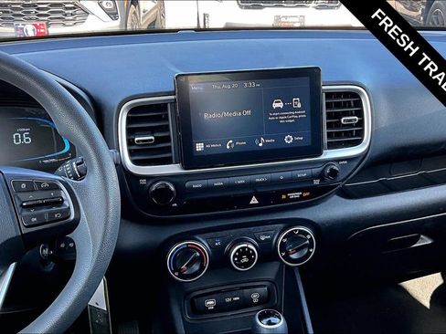 Used 2023 Hyundai Venue SE FWD image 9