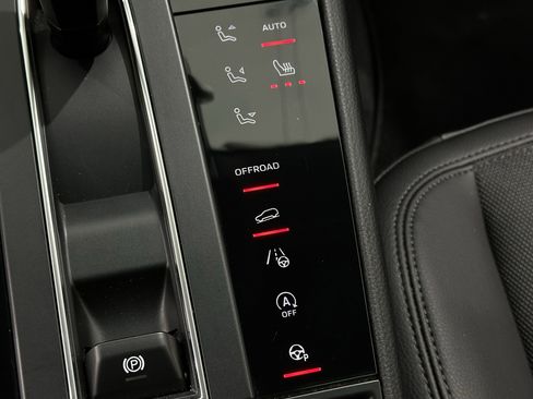 Certified 2024 Porsche Macan image 36