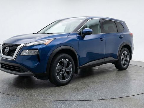 Used 2025 Nissan Rogue SV image 3