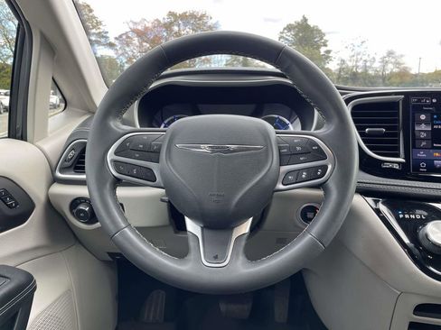 Used 2022 Chrysler Pacifica Touring-L image 18