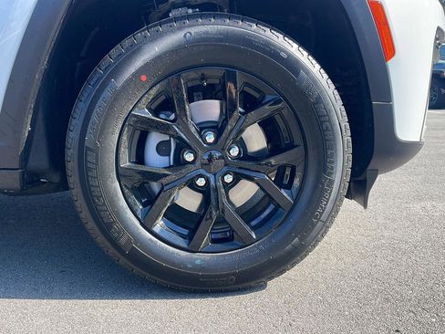 New 2026 Jeep Grand Cherokee Altitude AWD/4WD image 9