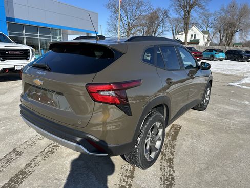 Used 2024 Chevrolet Trax LT w/ LT Convenience Package image 3