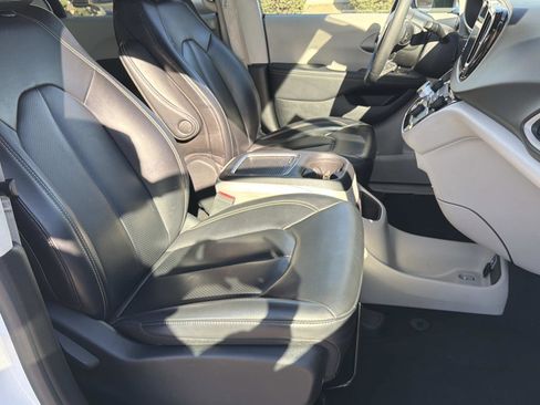 Used 2023 Chrysler Pacifica Touring-L image 25