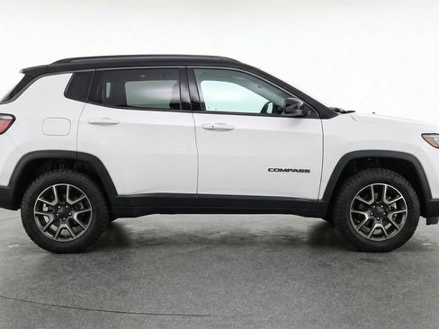 Used 2025 Jeep Compass Trailhawk AWD/4WD image 11