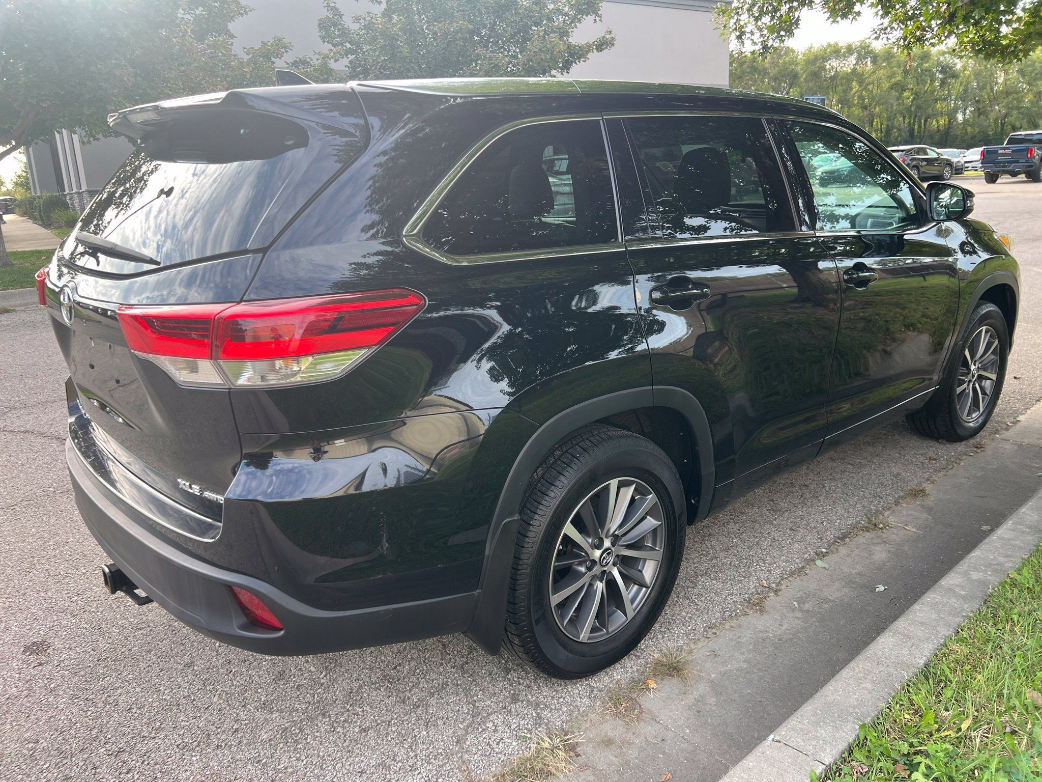 Used 2018 Toyota Highlander XLE AWD/4WD image 5