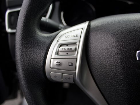 Used 2016 Nissan Rogue SV image 16