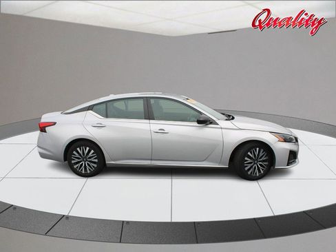 Used 2024 Nissan Altima 2.5 SV image 2