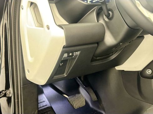 New 2026 Land Rover Defender 130 X-Dynamic SE image 9