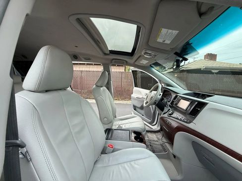 Used 2013 Toyota Sienna XLE image 28