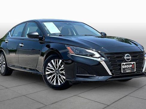 Certified 2025 Nissan Altima 2.5 SV FWD image 3