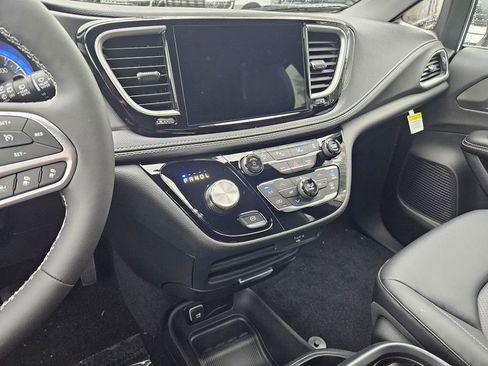 New 2026 Chrysler Pacifica Select FWD image 25