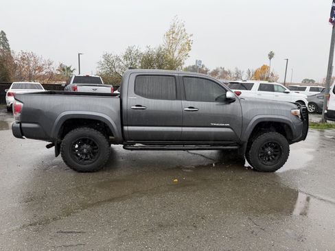 Used 2017 Toyota Tacoma Limited image 6