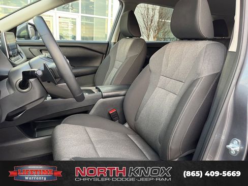 Used 2025 Nissan Rogue SV image 4