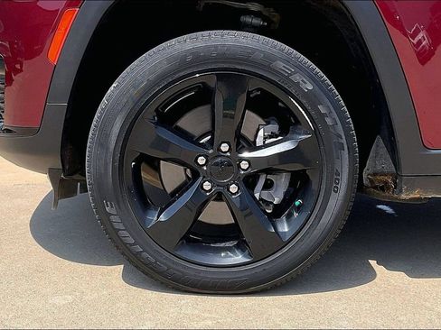 Used 2023 Jeep Grand Cherokee L Altitude AWD/4WD image 9