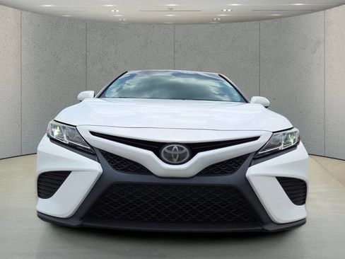 Used 2018 Toyota Camry SE FWD image 12