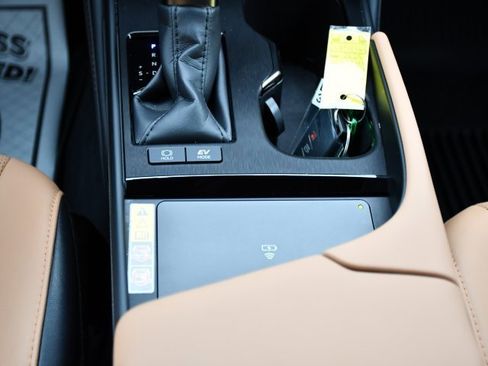 Certified 2025 Lexus ES 300h w/ Premium Package image 27