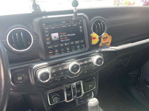 Used 2020 Jeep Gladiator Overland AWD/4WD image 9
