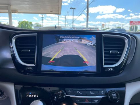 Used 2024 Chrysler Pacifica Touring-L image 17