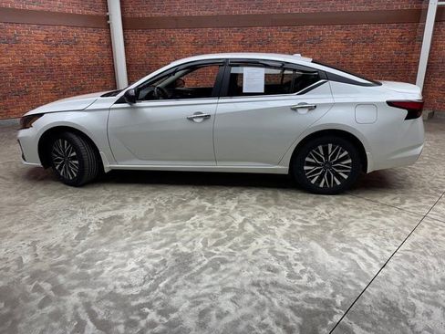 Used 2024 Nissan Altima 2.5 SV image 2