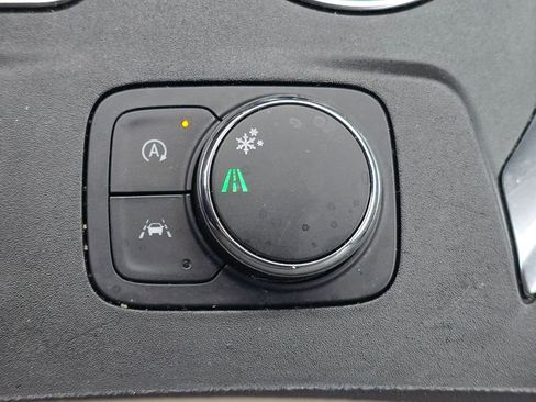 Used 2023 Chevrolet Traverse LS image 31