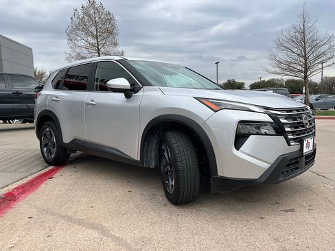 Used 2025 Nissan Rogue SV image 4