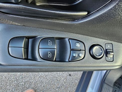 Used 2020 Nissan Kicks S image 28