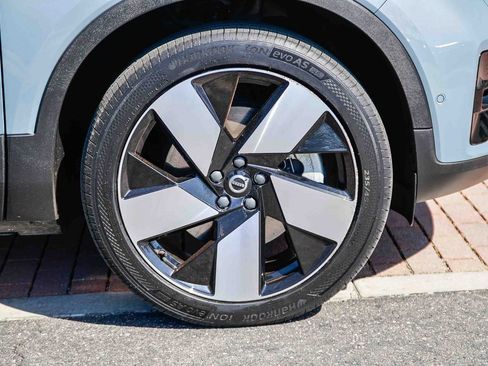 Used 2023 Volvo XC40 Recharge Ultimate image 11