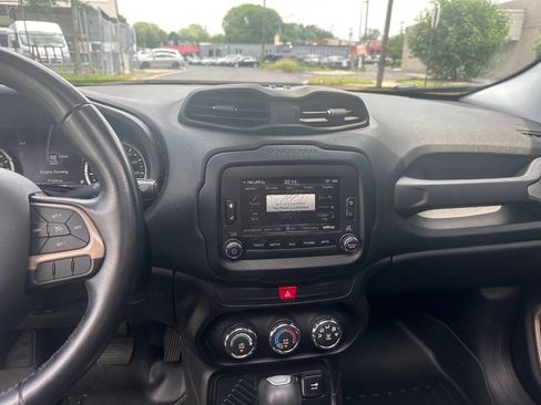 Used 2017 Jeep Renegade Latitude FWD image 14
