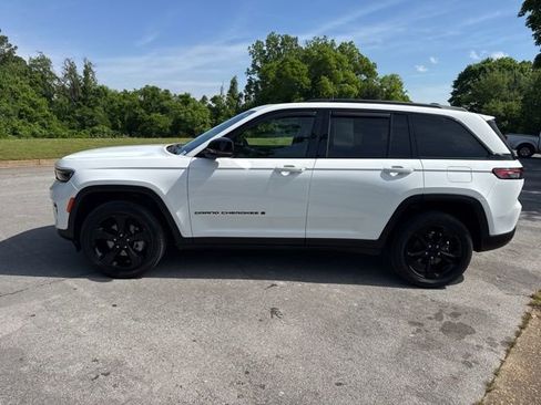 Used 2024 Jeep Grand Cherokee Limited w/ Black Appearance Package AWD/4WD image 4