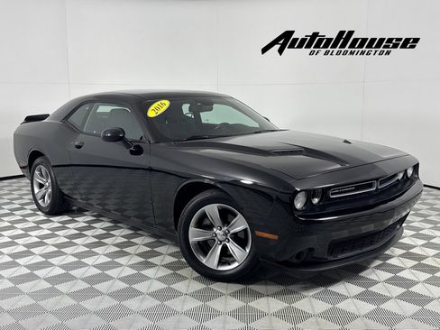 Used 2016 Dodge Challenger SXT image 1