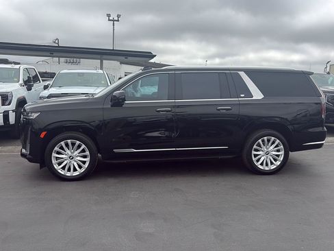 Used 2024 Cadillac Escalade ESV Luxury RWD image 2