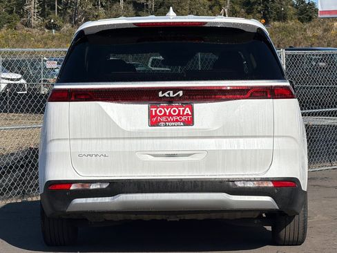 Used 2024 Kia Carnival LX image 5