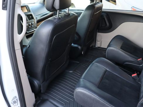 Used 2017 Dodge Grand Caravan SXT image 10