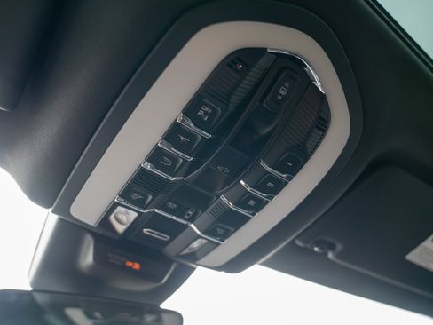Used 2020 Porsche Macan AWD/4WD image 22