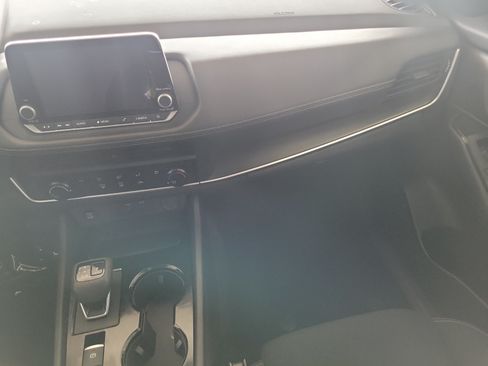 Used 2025 Nissan Rogue S FWD image 17
