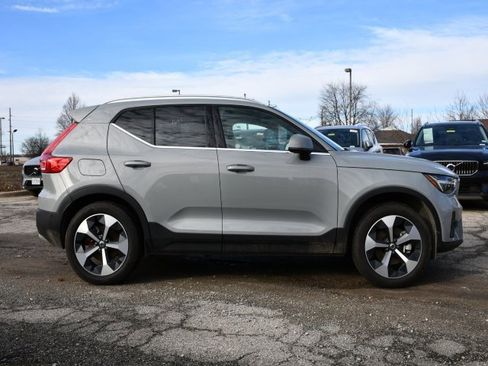 Used 2025 Volvo XC40 B5 Plus image 8