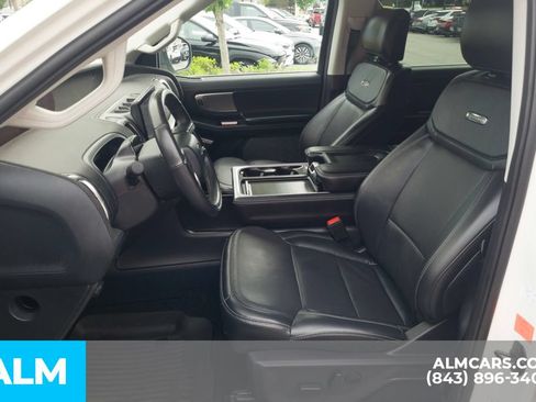 Used 2025 Ford Expedition Platinum w/ Driver's Package AWD/4WD image 16