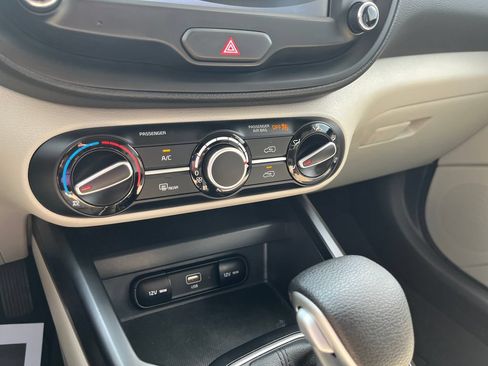 Used 2025 Kia Soul LX w/ LX Technology Package FWD image 19
