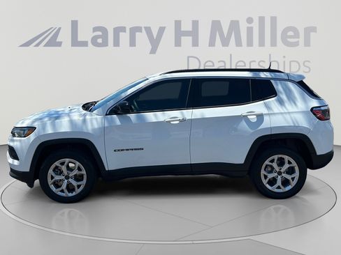 Used 2025 Jeep Compass Latitude AWD/4WD image 2