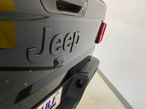 Used 2022 Jeep Gladiator Sport AWD/4WD image 17