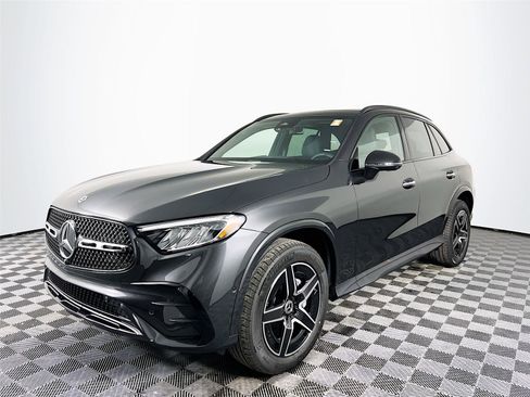 Used 2025 Mercedes-Benz GLC 300 4MATIC image 2