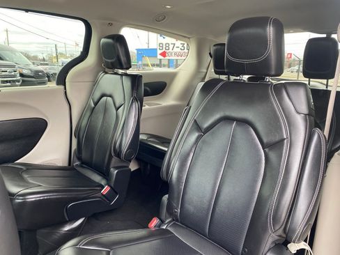 Used 2024 Chrysler Pacifica Touring-L image 14