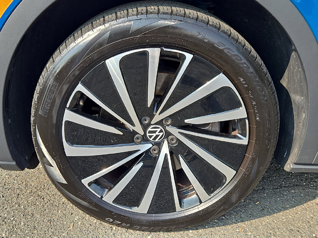 Certified 2025 Volkswagen ID.4 Pro AWD/4WD image 8