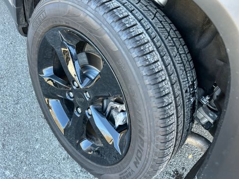 Used 2025 Jeep Grand Cherokee L Limited w/ Black Appearance Package image 27