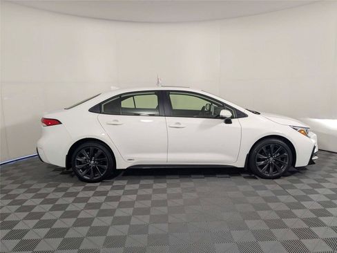 Certified 2025 Toyota Corolla SE w/ SE Premium Package AWD/4WD image 5
