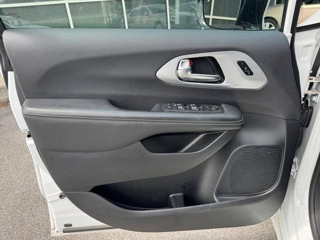 Used 2025 Chrysler Pacifica Limited FWD image 11