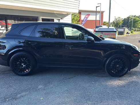 Used 2023 Porsche Cayenne Platinum Edition AWD/4WD image 4