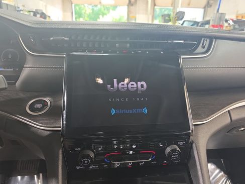 Used 2023 Jeep Grand Cherokee L Limited AWD/4WD image 20